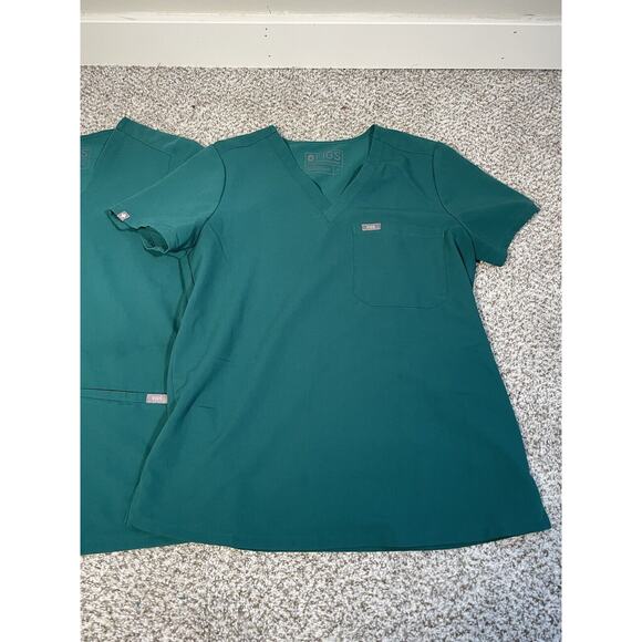 Lot of 2 Figs Technical Collection Women’s Small Short Sleeve V-Neck Shirts - Picture 2 of 9